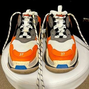 Balenciagas size 37, Triple S